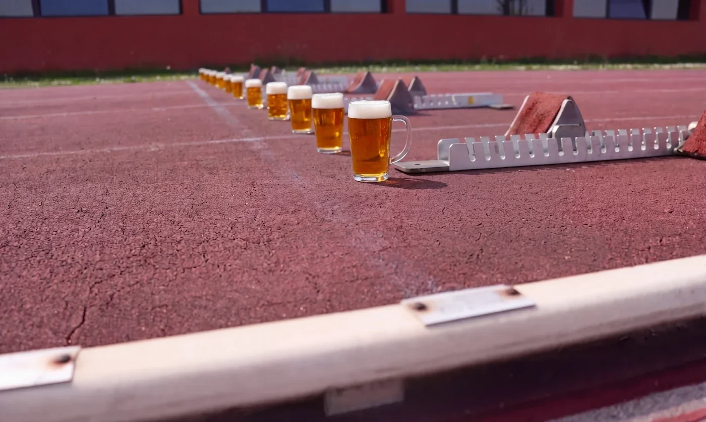 blocchi di partenza con boccale di birra